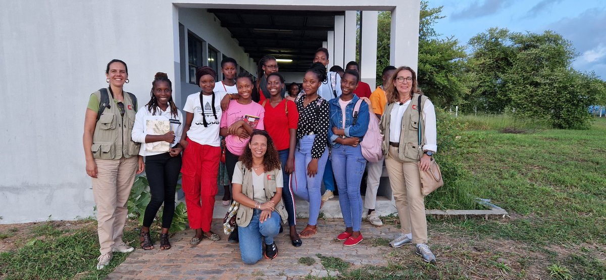 Patribferro's tweet photo. In #Pemba this Helpo project, financed by 🇵🇹, is encouraging girls to study #STEM fields
So inspired to listen to these amazing group, on how they expect to excel &amp; become leaders in innovation &amp; tech despite the challenges they still face on a daily basis.
#Empowerment https://t.co/L8onyeEPmO