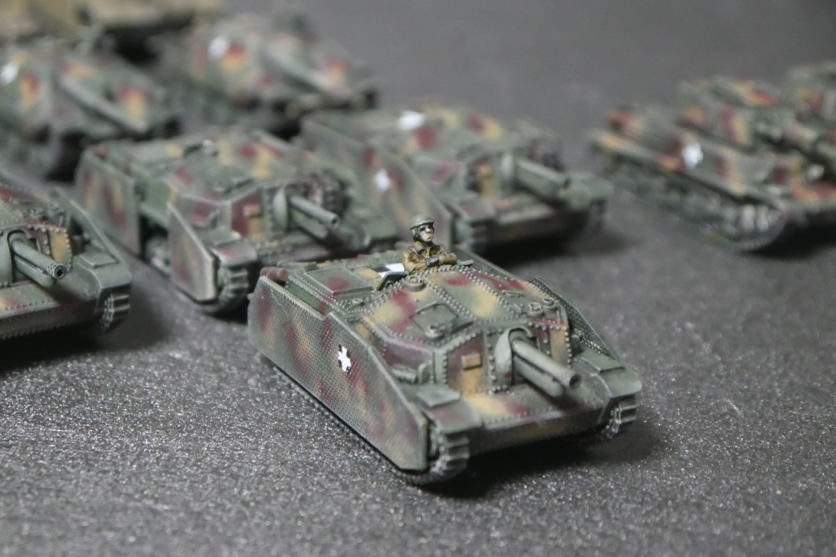 Akakitsune_pike's tweet photo. ハンガリー軍突撃砲中隊と重戦車小隊。
先週のゲーム会の荷物をようやく片付け始めたので仕舞う前に並べてみた。ハンガリーAFVが並んだ姿は感動する。車長も格好良い。
#FlameOfWar
#100スケモ https://t.co/GyxSEpVECv
