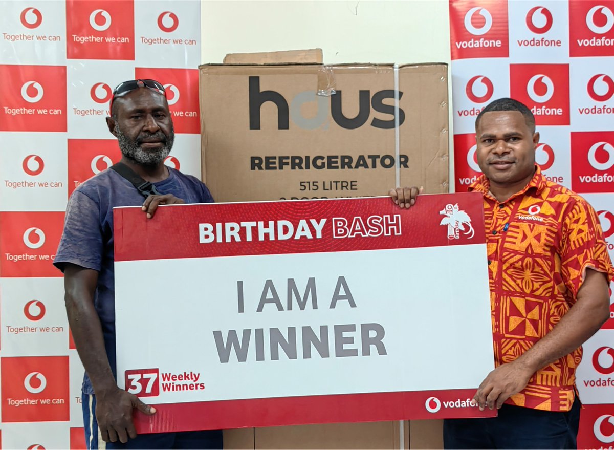 Vodafone_PNG's tweet photo. 🚨 #TopUpAndWin with Vodafone!
#Congratulations to Mr. Alois Apis! 🤩 He has WON a 515L 2 Door #Refrigerator in our #BirthdayBashPromotion! Top Up with K5 or more and you too can be a #LuckyWinner like Mr. Apis!
#BirthdayBehaviour #VodafonePNG #TogetherWeCan https://t.co/0YpaC5CQwm