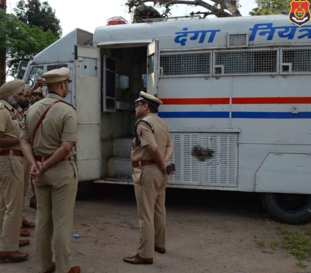 PP_Gurdaspur's tweet image. ਅੱਜ ਏ.ਡੀ.ਜੀ.ਪੀ., ਮਨੁੱਖੀ ਅਧਿਕਾਰ, ਪੰਜਾਬ ਵਲੋਂ ਜ਼ਿਲ੍ਹਾ ਗੁਰਦਾਸਪੁਰ ਵਿਖੇ ਕਰਵਾਈ ਗਈ ਹਫ਼ਤਾਵਾਰੀ ਪਰੇਡ ਅਤੇ ਮੋਬ ਡਰਿੱਲ ਤੋਂ ਬਾਅਦ ਪੁਲਿਸ ਲਾਈਨ ਦਾ ਨਿਰੀਖਣ ਕੀਤਾ ਗਿਆ।

#generalparade
#mobdrill