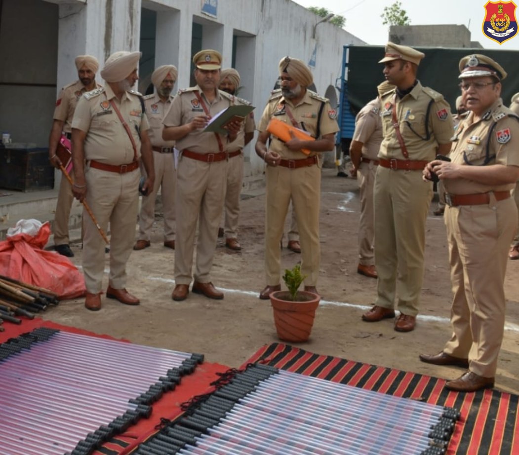 PP_Gurdaspur's tweet image. ਅੱਜ ਏ.ਡੀ.ਜੀ.ਪੀ., ਮਨੁੱਖੀ ਅਧਿਕਾਰ, ਪੰਜਾਬ ਵਲੋਂ ਜ਼ਿਲ੍ਹਾ ਗੁਰਦਾਸਪੁਰ ਵਿਖੇ ਕਰਵਾਈ ਗਈ ਹਫ਼ਤਾਵਾਰੀ ਪਰੇਡ ਅਤੇ ਮੋਬ ਡਰਿੱਲ ਤੋਂ ਬਾਅਦ ਪੁਲਿਸ ਲਾਈਨ ਦਾ ਨਿਰੀਖਣ ਕੀਤਾ ਗਿਆ।

#generalparade
#mobdrill