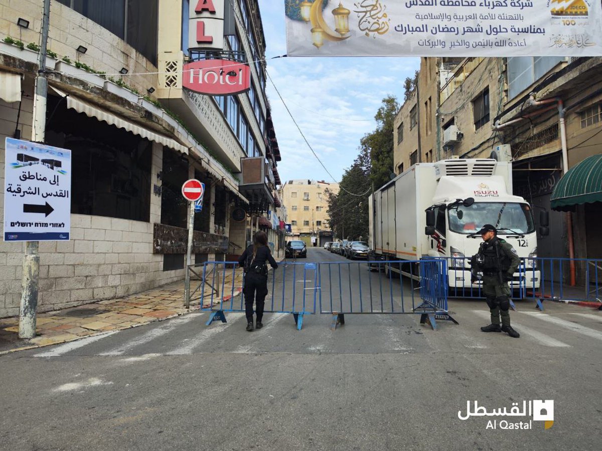 ShehabAgency's tweet photo. تغطية صحفية : "قوات الاحتلال تنشر الحواجز الحديدية في شوارع القدس المحتلة منذ ساعات الصباح". https://t.co/1BkwDdF69T