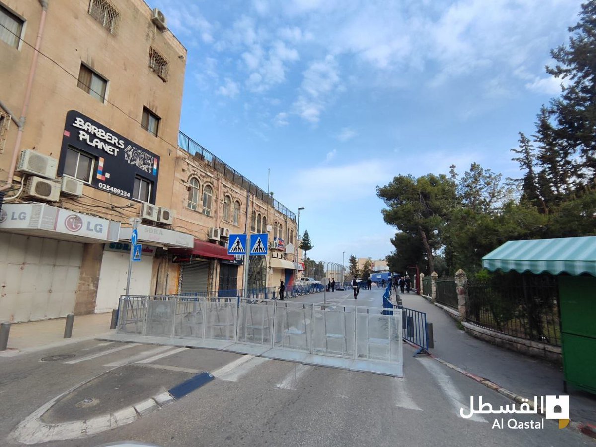 ShehabAgency's tweet photo. تغطية صحفية : "قوات الاحتلال تنشر الحواجز الحديدية في شوارع القدس المحتلة منذ ساعات الصباح". https://t.co/1BkwDdF69T