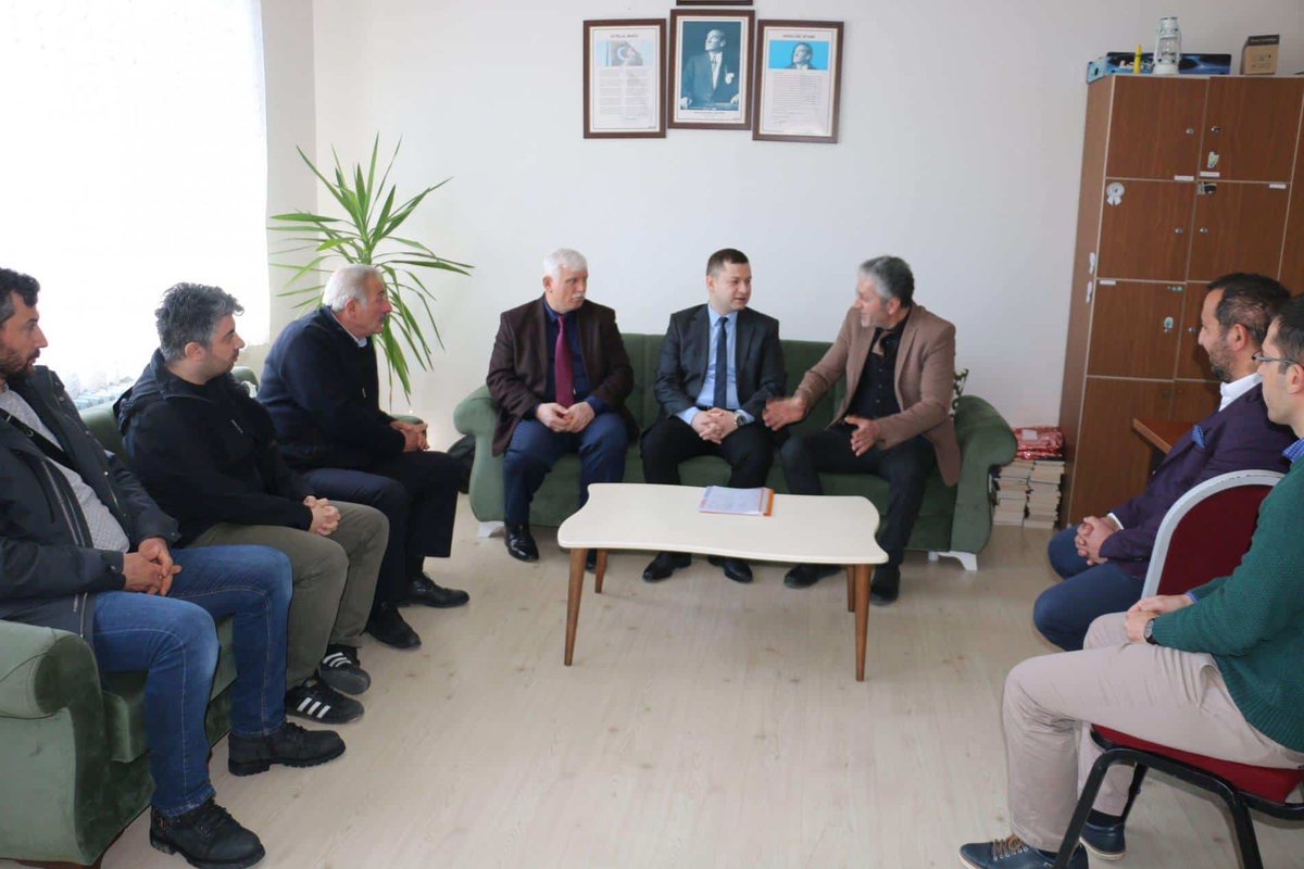 HaciahmetogluOF's tweet photo. Of Kaymakamı sayın Yiğit Yaşar Demirer ve Of İlçe Milli Eğitim Müdürü sayın İdris Kabahasanoğlu ile birlikte okulumuzu ziyaret ettiler. İlgi ve alakalarından dolayı kendilerine teşekkür ediyoruz.
@yigitydemirer @EvrenGrms @ofmem1 https://t.co/yMEYdEixi8