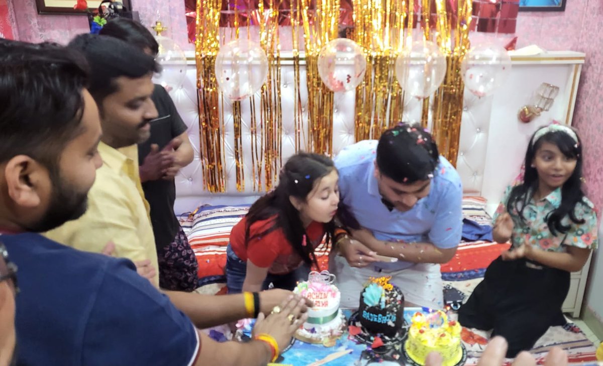 MehrotraAchin's tweet image. #बहुत_बहुत_धन्यवाद_व_आभार

आज मेरे जन्मदिन के अवसर पर रात्रि 12बजे केक कटवाकर परिवारजनों एवम प्रियजनों के द्वारा शुभकामनाएं दी गई आप सबका स्नेह व प्रेम आजीवन मुझे इसी तरह मिलता रहे......
।। जय बालाजी महाराज जी ।।

#अचिन_मेहरोत्रा
जिला अध्यक्ष भाजपा
सीतापुर