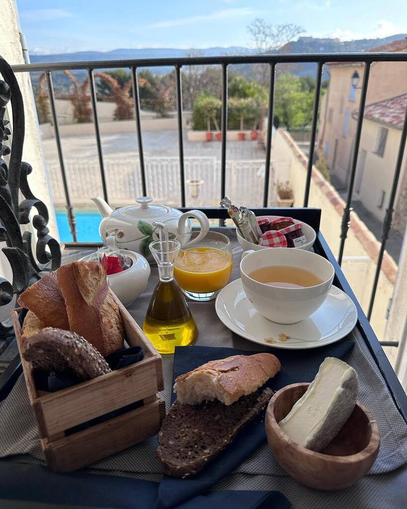 gillespudlowski's tweet photo. Un petit déjeuner en #provence chez les #berard @hostellerie.berard @visit_var #lacadieredazur #visitvar @visit_var #yummy #foodstagram #instagood #foodforthought #delicious #gourmandise #fresh #tasty #food #foodporn #foodies #picoftheday #gastronomie #… https://t.co/YSZU9ng7Aj https://t.co/VxKzglTmOR