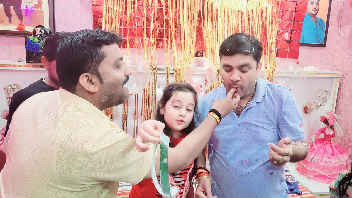 MehrotraAchin's tweet image. #बहुत_बहुत_धन्यवाद_व_आभार

आज मेरे जन्मदिन के अवसर पर रात्रि 12बजे केक कटवाकर परिवारजनों एवम प्रियजनों के द्वारा शुभकामनाएं दी गई आप सबका स्नेह व प्रेम आजीवन मुझे इसी तरह मिलता रहे......
।। जय बालाजी महाराज जी ।।

#अचिन_मेहरोत्रा
जिला अध्यक्ष भाजपा
सीतापुर