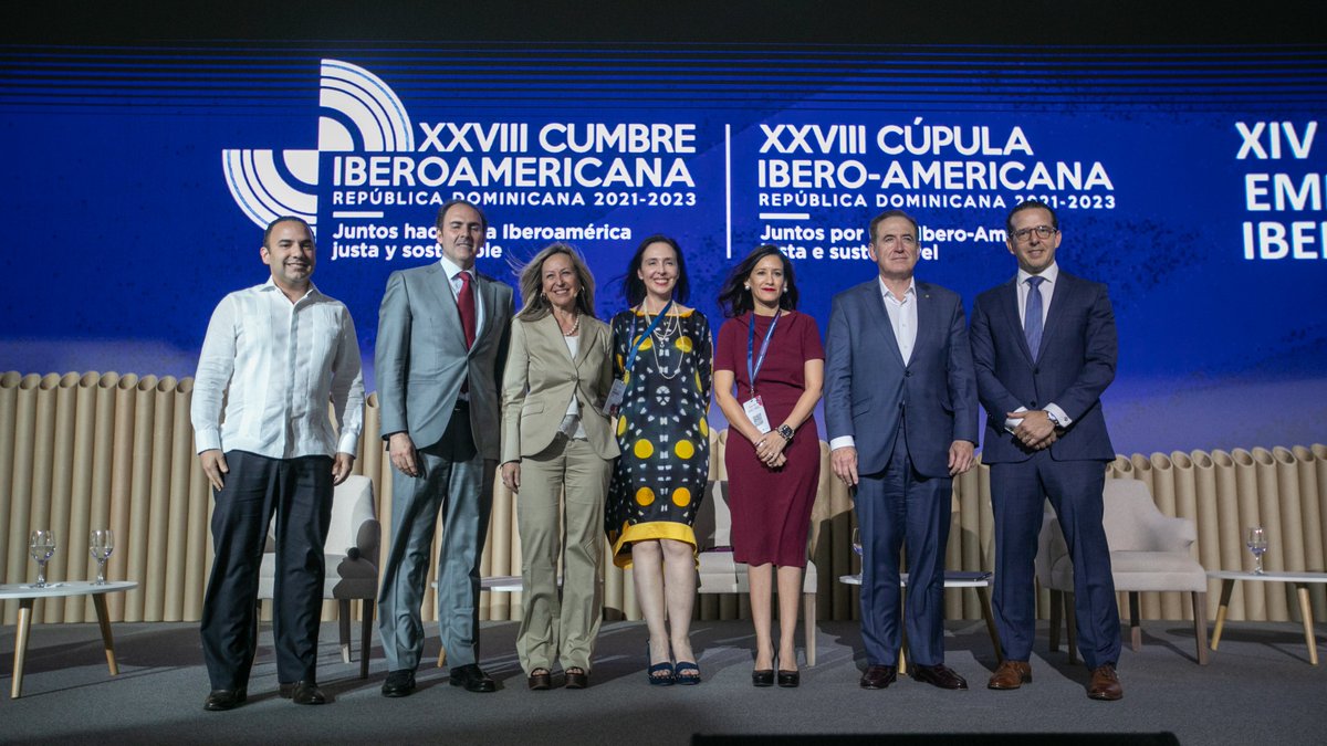 MAPFRE's tweet photo. "Sostenibilidad, acción climática, compromiso social y nuevos modelos de financiación para el desarrollo de negocios sostenibles." Este es el panel en el que ha participado @ahuertasmejias, pres. #MAPFRE, en el XIV Encuentro Empresarial Iberoamericano @Encuentro2022RD #AbroHilo⤵ https://t.co/T54K5kWM9t