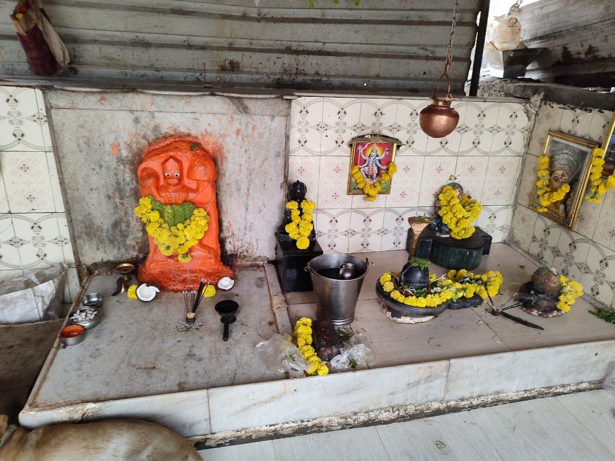 Adv_YashMishra's tweet photo. बांद्रा टर्मिनस के कोच केयर सेंटर को लगकर, खार राहिवासियों का बहोत पुराना मंदिर है करीब (७० साल पुराना) जो अब बांद्रा टर्मिनस के CDO मुत्तु स्वामी द्वारा भक्तों को और पंडितों को भीत्तर जाने से रोका जा रहा है @RailMinIndia निवेदन है इसपर जल्द से जल्द निवारण निकला जाए @WesternRly https://t.co/P6Njzcc04D