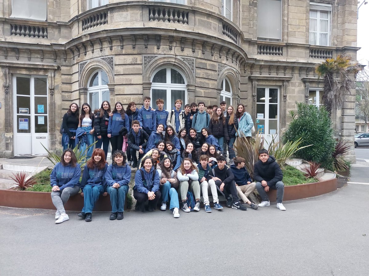 SMPilarmadrid's tweet photo. Primer día de Intercambio en Burdeos. “Nos vemos todos en Sainte Marie Grand Lebrun y nos recibe el Director”. #cuartodeESO #intercambioenFrancia #intercambiocultural https://t.co/7o0uknA7Ps