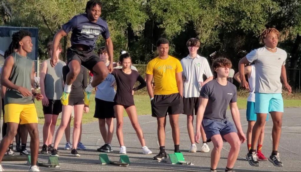 XaviThompson25's tweet image. Track meet tomorrow. Moms keep me right. #iCanGo ##OffSeasonWork #XXFactor #CO2025 @BSonnone @ccrusadersfball @Andrew_Ivins @ChadSimmons_ @JeremyO_Johnson @MohrRecruiting @HarrisNOFLYZONE @Coach_Addae @CoachRumph16 @CoachJayKM