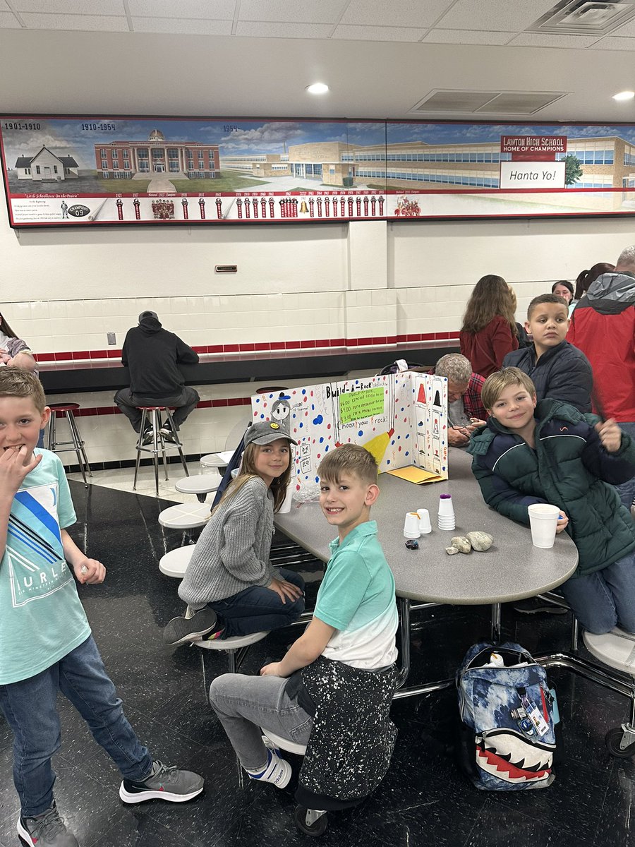 SaraKB11's tweet photo. The LPS entrepreneur expo was a huge success!!! So proud of our Eagles. @FreedomPRIDE15 @OfficialFtSill https://t.co/64hdIXvb3G