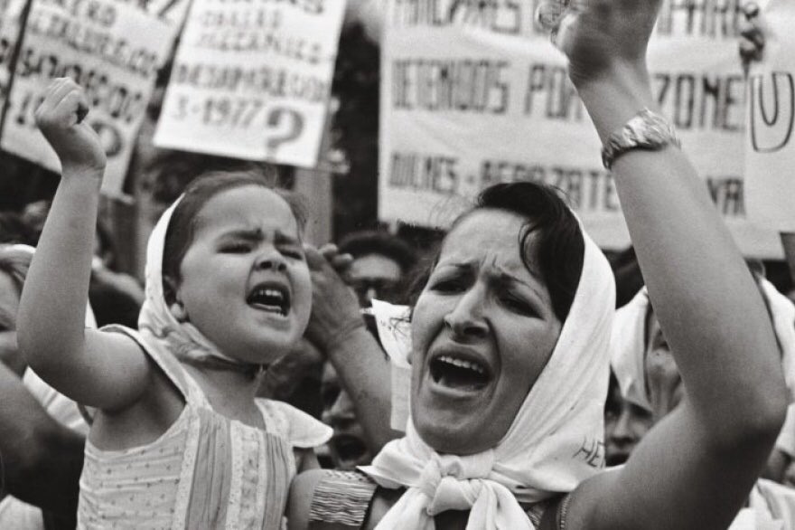 mariandalesio's tweet photo. 30.000 compañeros detenidos desaparecidos presentes. Ahora y siempre. Ahora y siempre. #NuncaMás https://t.co/2EEV6e4Hd9