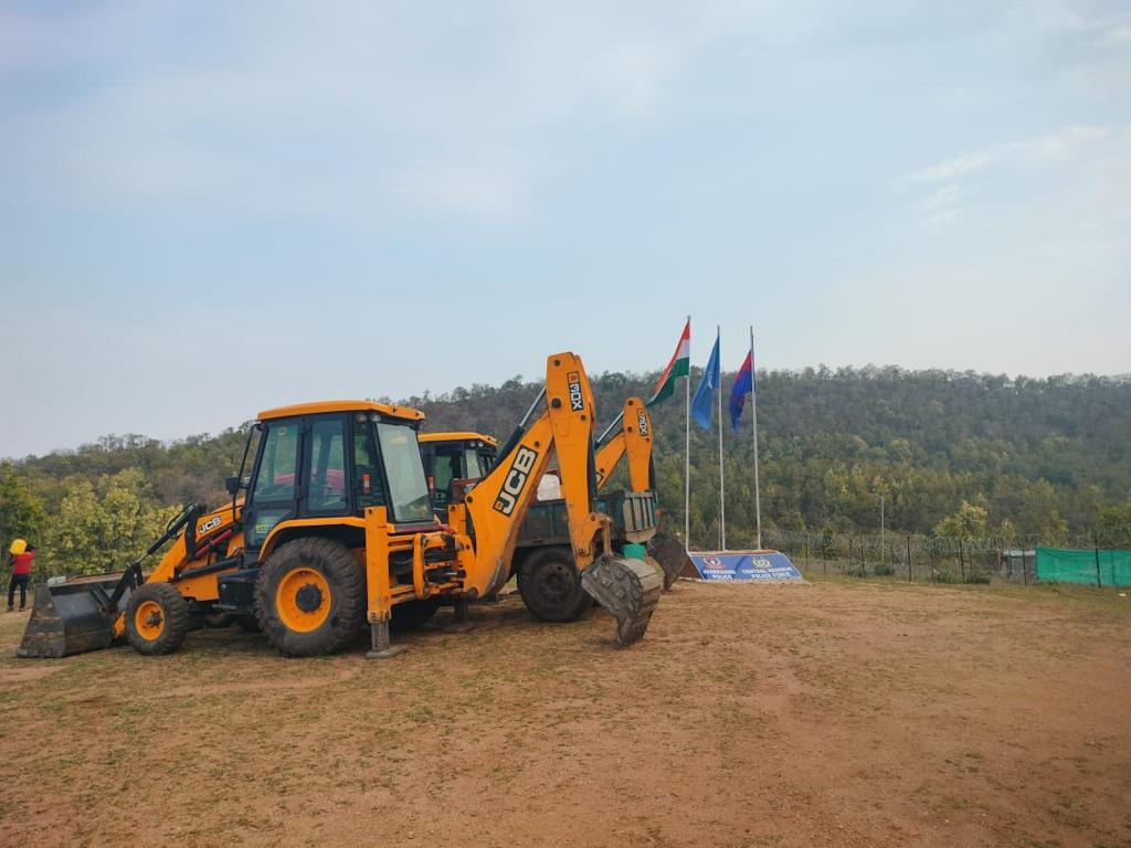 CRPF_Jharkhand's tweet photo. In yet another milestone @crpfindia @172BNCRPF #PalamuRangeCRPF carved a #path of 2.5km long & 14ft wide through the #RIDGESandROCKS of steep #BUDHAPAHAD on self help basis and with the help of villagers.
#MotorableBudhaPahad
#Service_Loyalty
#NaxalFreeJharkhand https://t.co/DQzk7JKHS5