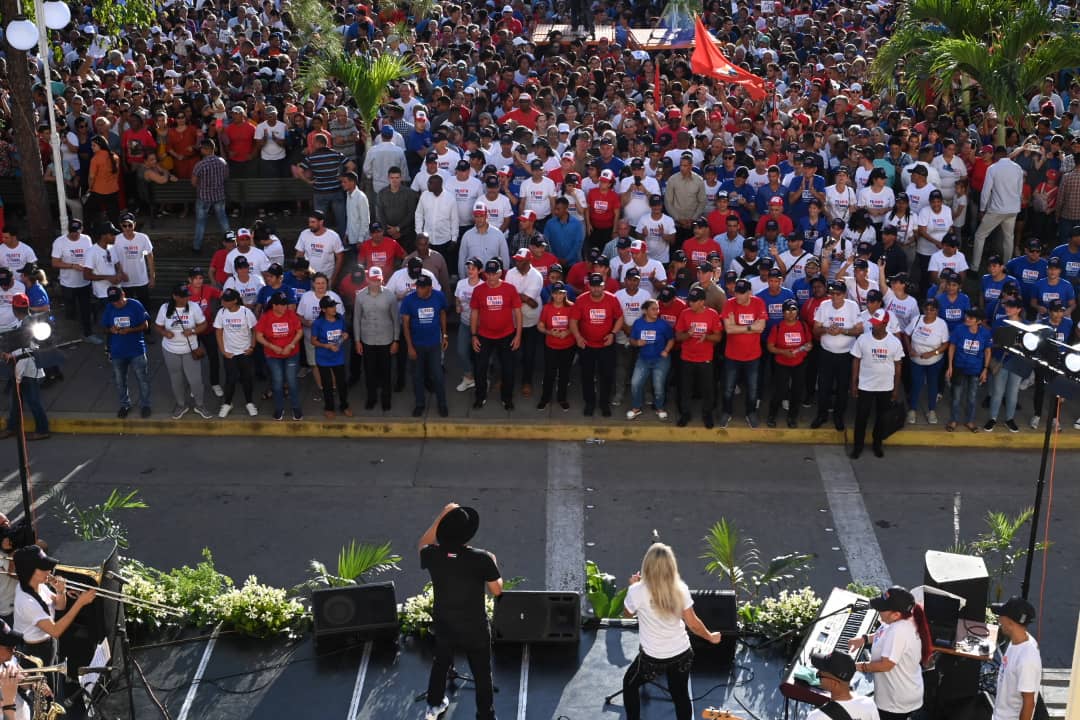 DiazCanelB's tweet photo. Día de emociones y aprendizajes en Santa Clara junto a mis compañeros de candidatura. Lo que empezó temprano por comunidades, centros de producción y salud, terminó en multitudinaria marcha y fiesta en el Parque Vidal. Con esa alegría vamos a la victoria del 26. #YoVotoXTodos https://t.co/6WjF85mP9W