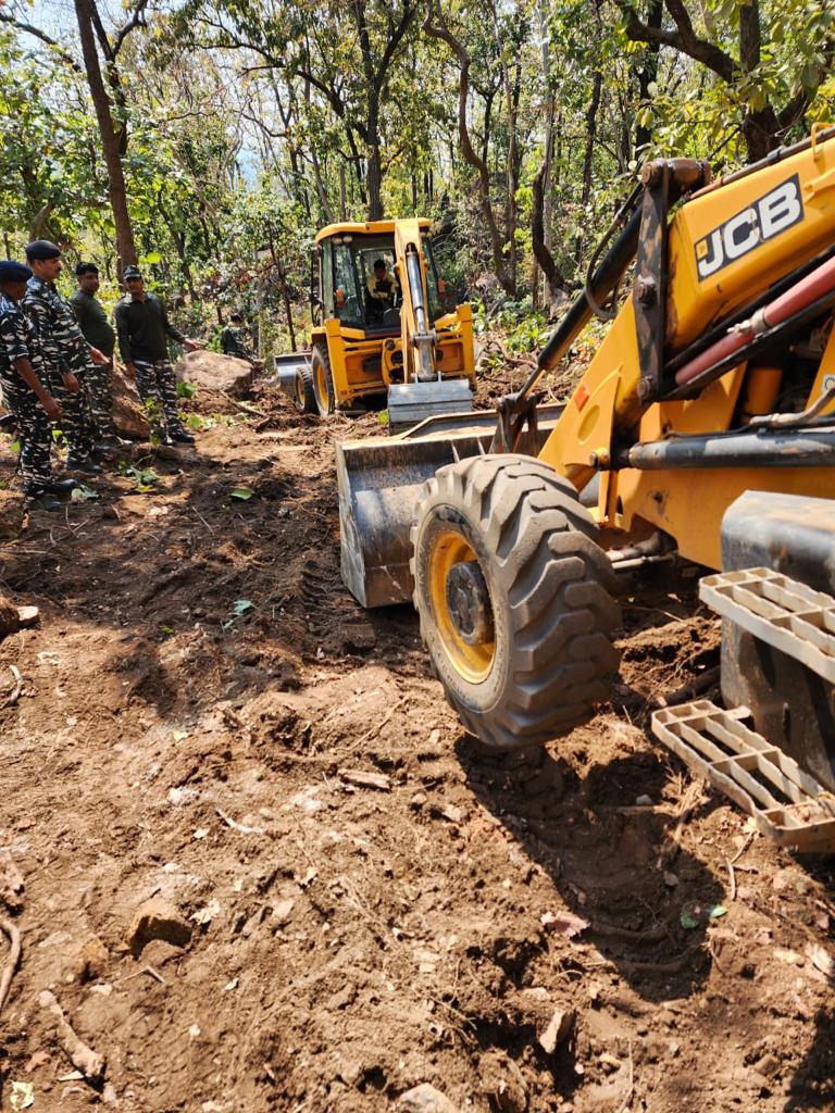 CRPF_Jharkhand's tweet photo. In yet another milestone @crpfindia @172BNCRPF #PalamuRangeCRPF carved a #path of 2.5km long & 14ft wide through the #RIDGESandROCKS of steep #BUDHAPAHAD on self help basis and with the help of villagers.
#MotorableBudhaPahad
#Service_Loyalty
#NaxalFreeJharkhand https://t.co/DQzk7JKHS5