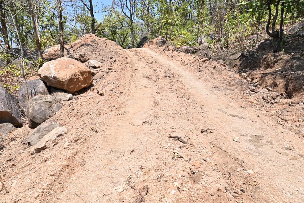 CRPF_Jharkhand's tweet photo. In yet another milestone @crpfindia @172BNCRPF #PalamuRangeCRPF carved a #path of 2.5km long & 14ft wide through the #RIDGESandROCKS of steep #BUDHAPAHAD on self help basis and with the help of villagers.
#MotorableBudhaPahad
#Service_Loyalty
#NaxalFreeJharkhand https://t.co/DQzk7JKHS5
