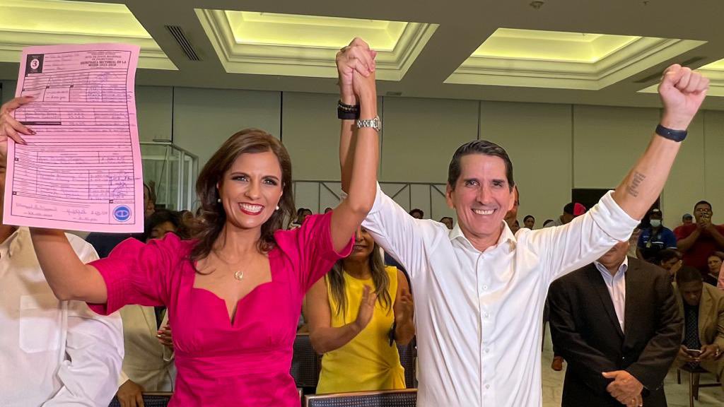 romuloroux's tweet photo. Felicitaciones @Anagrosas y todo nuestro equipo. Hoy demostramos que se puede triunfar haciendo las cosas bien. Derrotamos a 15 mercaderes de la política, a un expresidente y su partido, a un vicepresidente que aspira, al PRD, a la chequera del Estado, y a una rosca corrupta! https://t.co/d8dwPSCWZr