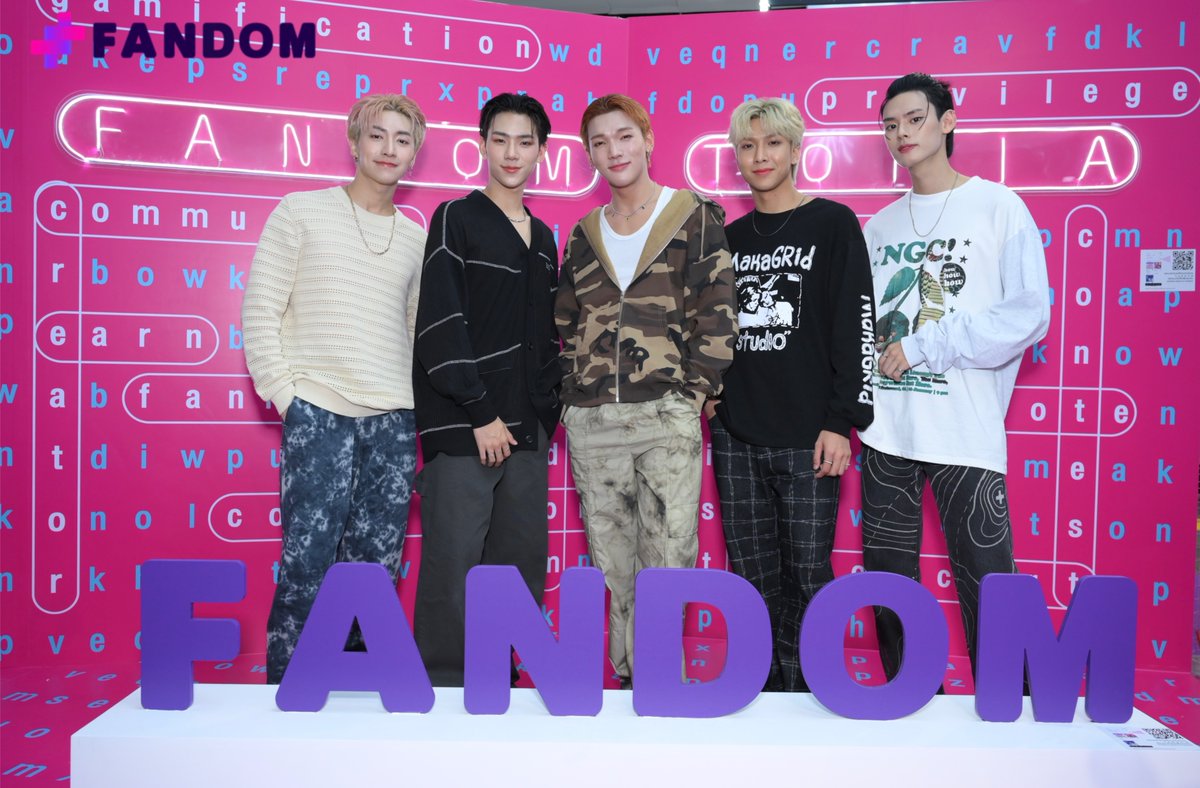 FandomMobileApp's tweet photo. Pieces🧩เป็นยังไงบ้างกับงาน #fandomtopia ที่ผ่านมา วันนี้มาชวนทุกคนบอกเล่าความประทับใจ หรืออวดภาพพี่เพอ ในงาน #FandomtopiaXPERSES ใน PERSES Club ที่ FANDOM Applications กันหน่อยย สำหรับโพสต์ที่โดนใจทีมงานที่สุด ลุ้นรับคูปองแทนเงินสดจาก lalapix เอาไปออกแบบ FANBOOK ตามใจชอบได้เลยย https://t.co/Hkgq6klkez
