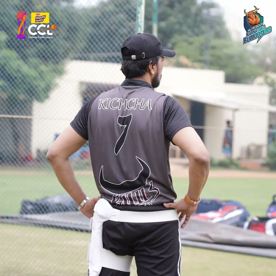 KSFR_Official's tweet photo. our @KicchaSudeep Anna Cricket practice session in Vizag Stadium 🏟️😍

Karnataka Bulldozers V/s Telugu Warriors 🏏
Date 🗓️ : 24th March (Today)
Time 🕖 : 7:00 pm 
Venue 🏟️ : Vizag 

#KarnatakaBulldozers @Karbulldozers #CelebrityCricketLeague #ccl2023
#Kiccha46 #KicchaSudeep𓃵 https://t.co/z6Fq1RGNOQ