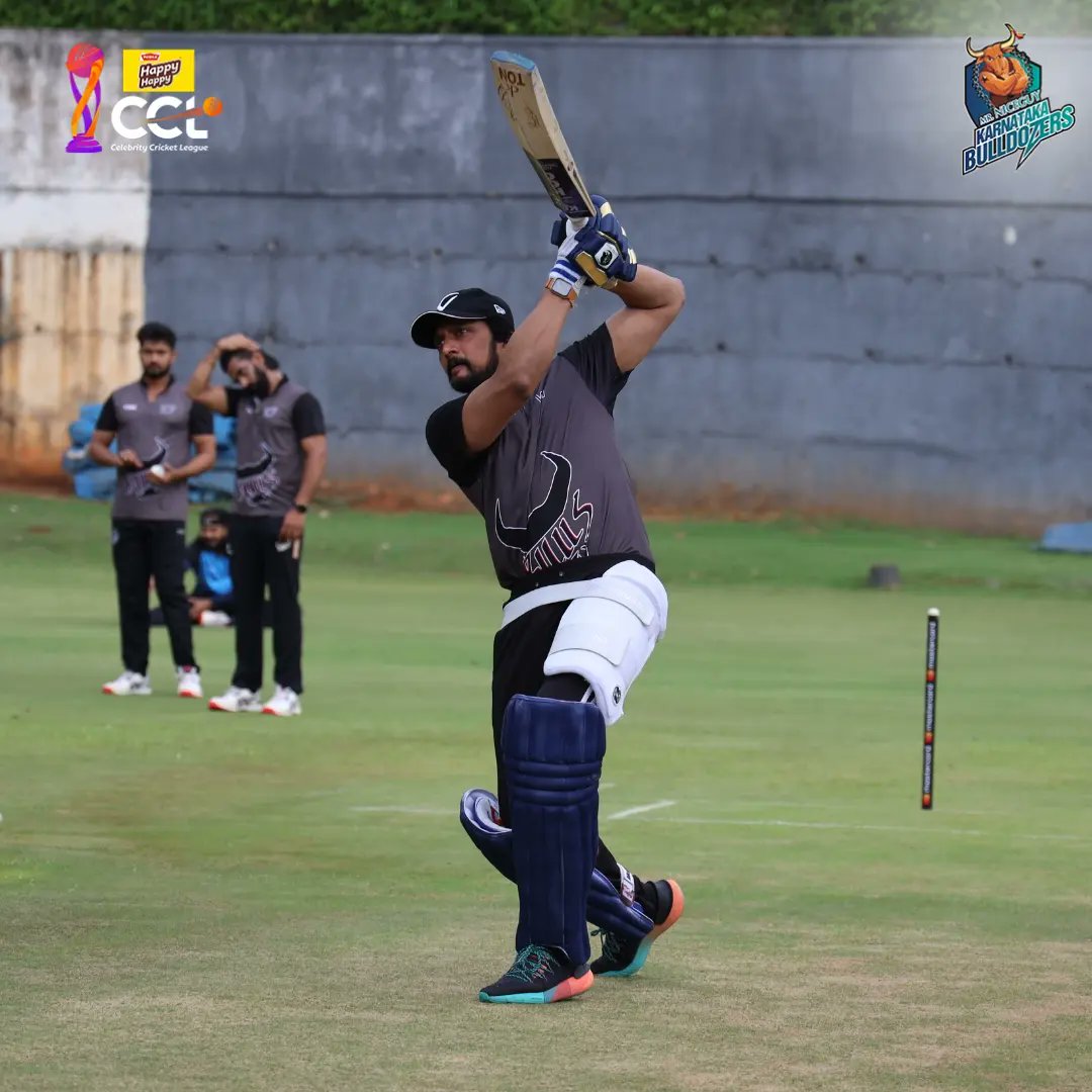 KSFR_Official's tweet photo. our @KicchaSudeep Anna Cricket practice session in Vizag Stadium 🏟️😍

Karnataka Bulldozers V/s Telugu Warriors 🏏
Date 🗓️ : 24th March (Today)
Time 🕖 : 7:00 pm 
Venue 🏟️ : Vizag 

#KarnatakaBulldozers @Karbulldozers #CelebrityCricketLeague #ccl2023
#Kiccha46 #KicchaSudeep𓃵 https://t.co/z6Fq1RGNOQ