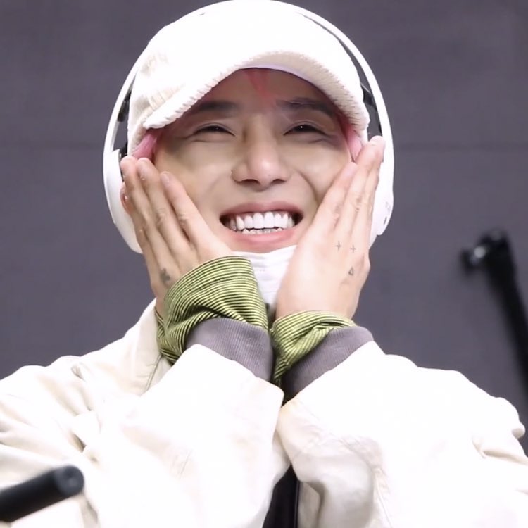 softinseo's tweet photo. take care of yourself don’t get hurt stay healthy be happy eat well sleep well and comeback to us safely! rest and enjoy your time away from the public eye we’ll be waiting for you💙

SERVE SAFELY SONG MINO
#해바라기처럼_송민호만_기다릴게
#AlwaysWithYouMino https://t.co/lhBvDs4PEY