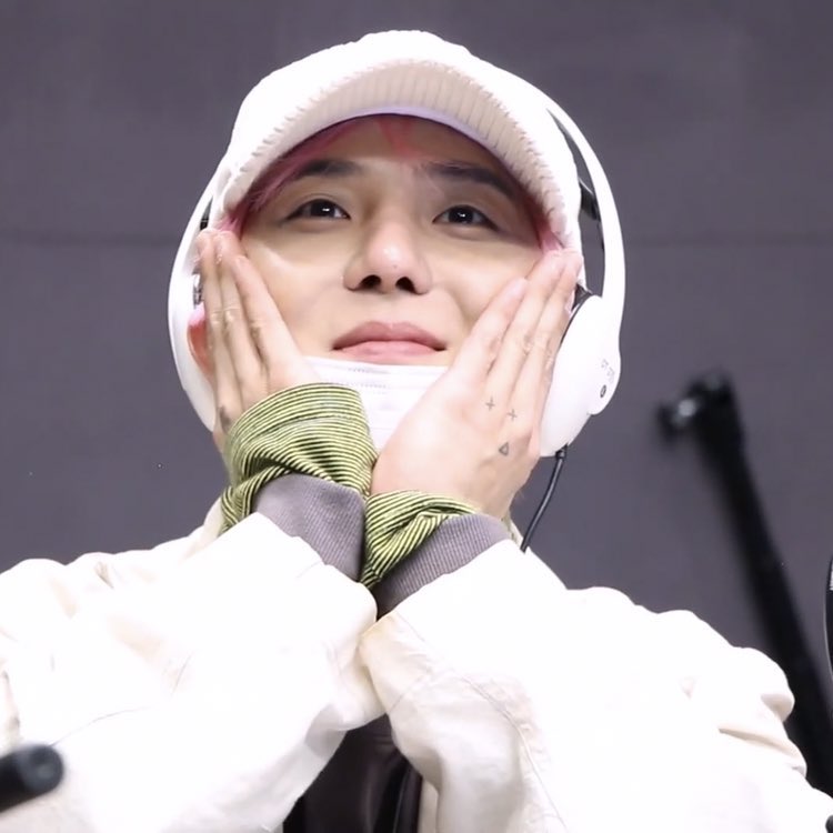 softinseo's tweet photo. take care of yourself don’t get hurt stay healthy be happy eat well sleep well and comeback to us safely! rest and enjoy your time away from the public eye we’ll be waiting for you💙

SERVE SAFELY SONG MINO
#해바라기처럼_송민호만_기다릴게
#AlwaysWithYouMino https://t.co/lhBvDs4PEY