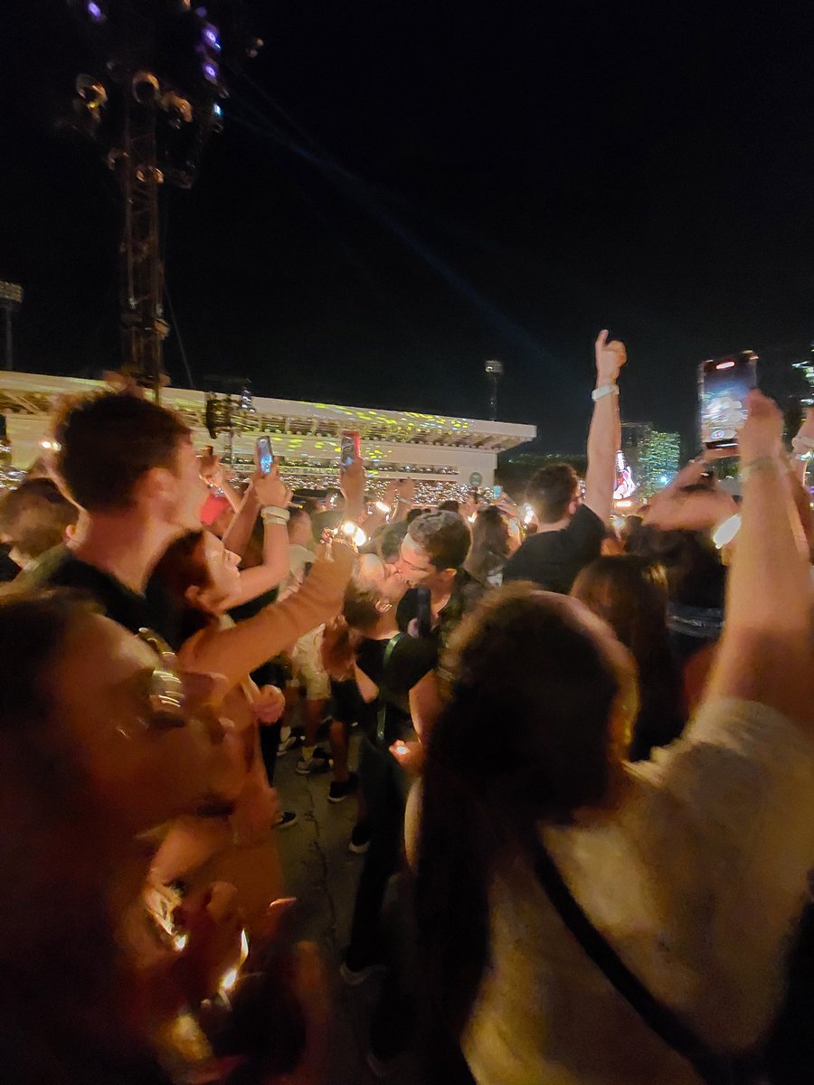 Tirei sem querer essa foto ontem no show do Coldplay. Acho que esse casal gostaria de ter essa foto