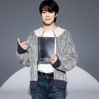 Jimin con su              Jimin con su 
Primera canción    Primer Álbum 
"PROMISE"                     "FACE"

estoy tan orgullosa de él :(
FACE BY PARK JIMIN <a href="/BTS_twt/">방탄소년단</a>