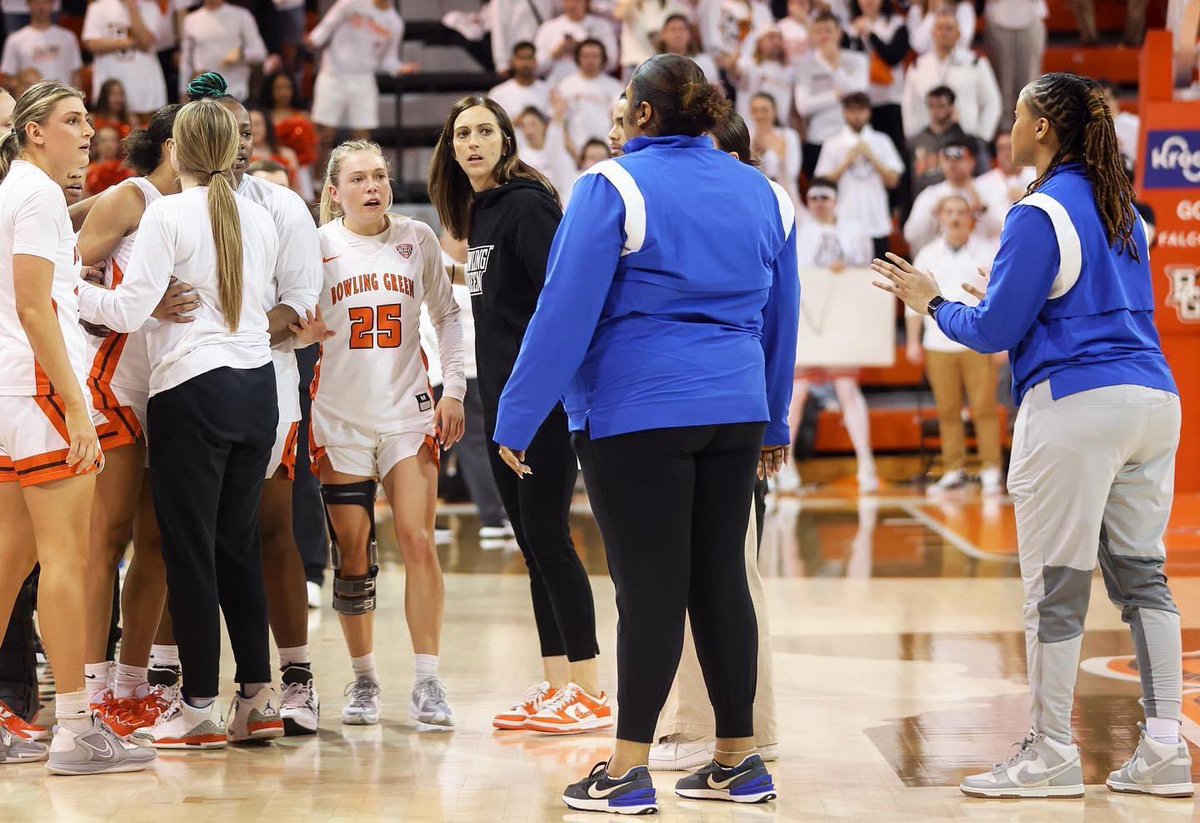 kurtsteiss's tweet photo. Ugly ending to the night after Bowling Green’s Elissa Brett was hit by a Memphis player in the handshake line after the game. https://t.co/9QLFdguB9f