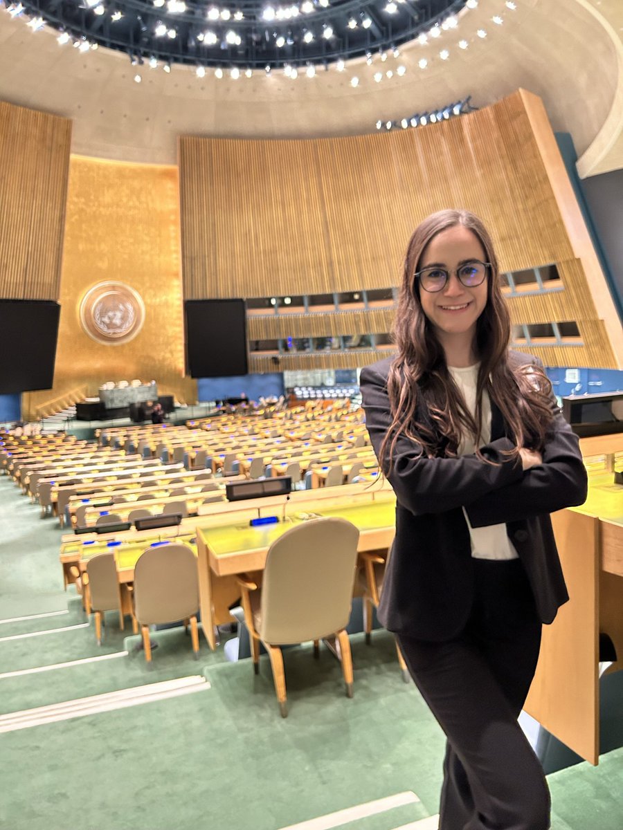 NoemiMagram's tweet image. Un día mi gafete no dirá “visitante” 🫰🏻✨ #UNWater2023Conference  💧