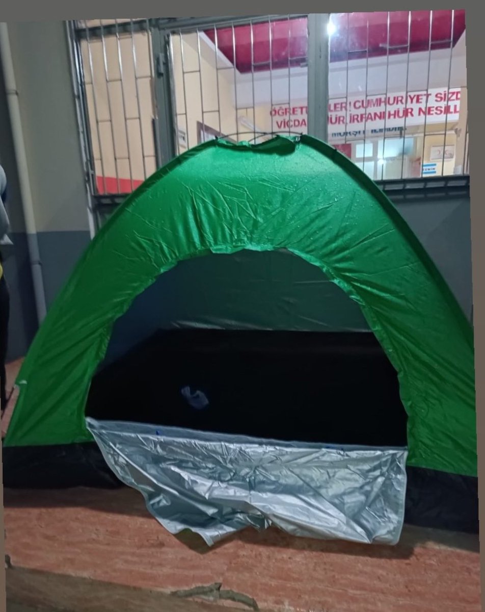 ogretmenlersyfs's tweet photo. "Hocam ismimi paylaşmadan sesimiz olur musunuz ben sınıf öğretmeniyim Hatay altınözünde okulu açıyorlar ve bize verilecek olan tek kişilik çadır önüne kuracağımız evimiz yok ağır hasarlı kadın başımıza ne yaparız?" https://t.co/WYosavY7N2