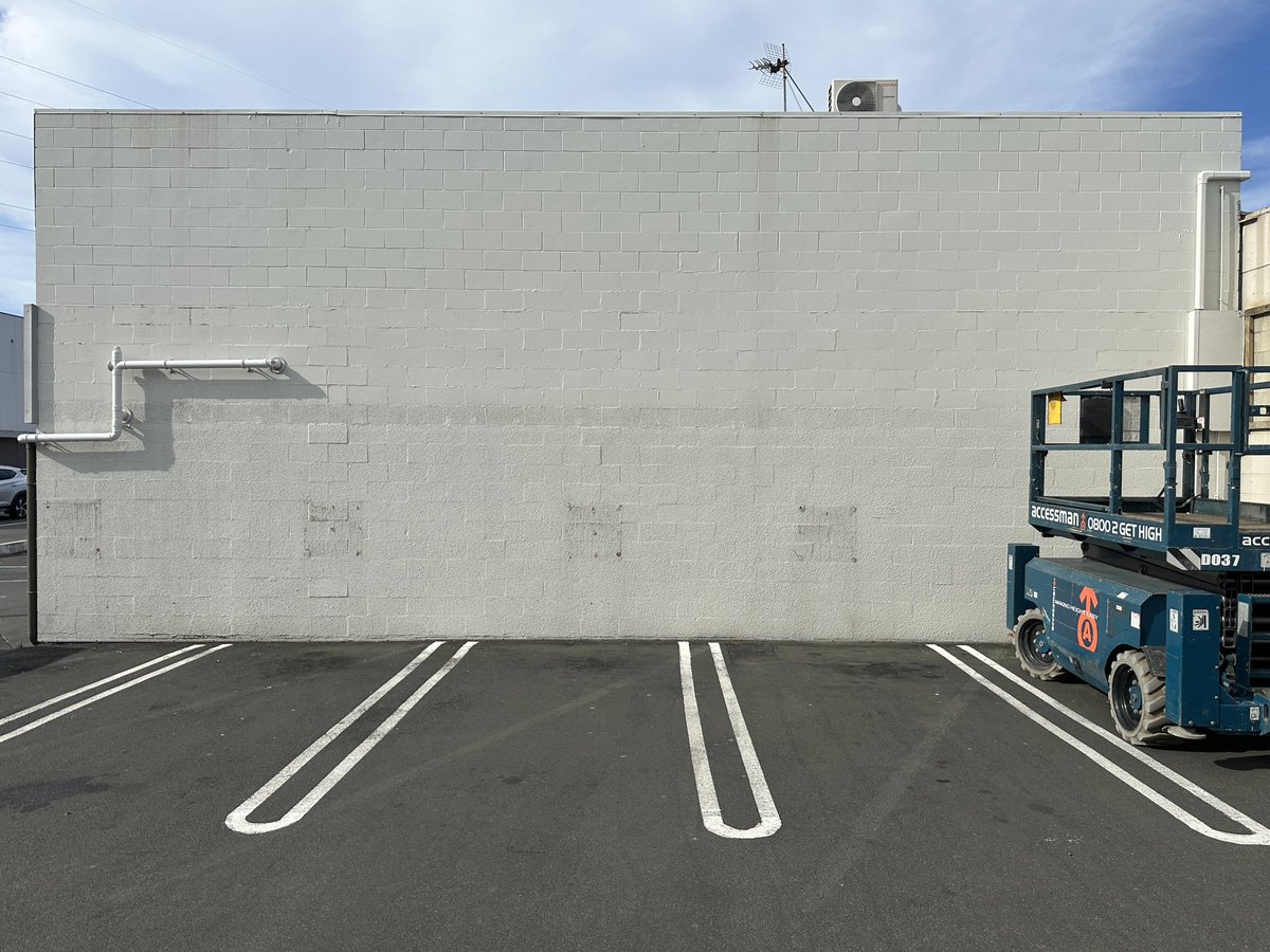 Getting set up for <a href="/FLOX_NZ/">FLOX</a> to turn this grey wall into something special. #southdeeeestreetarttrail