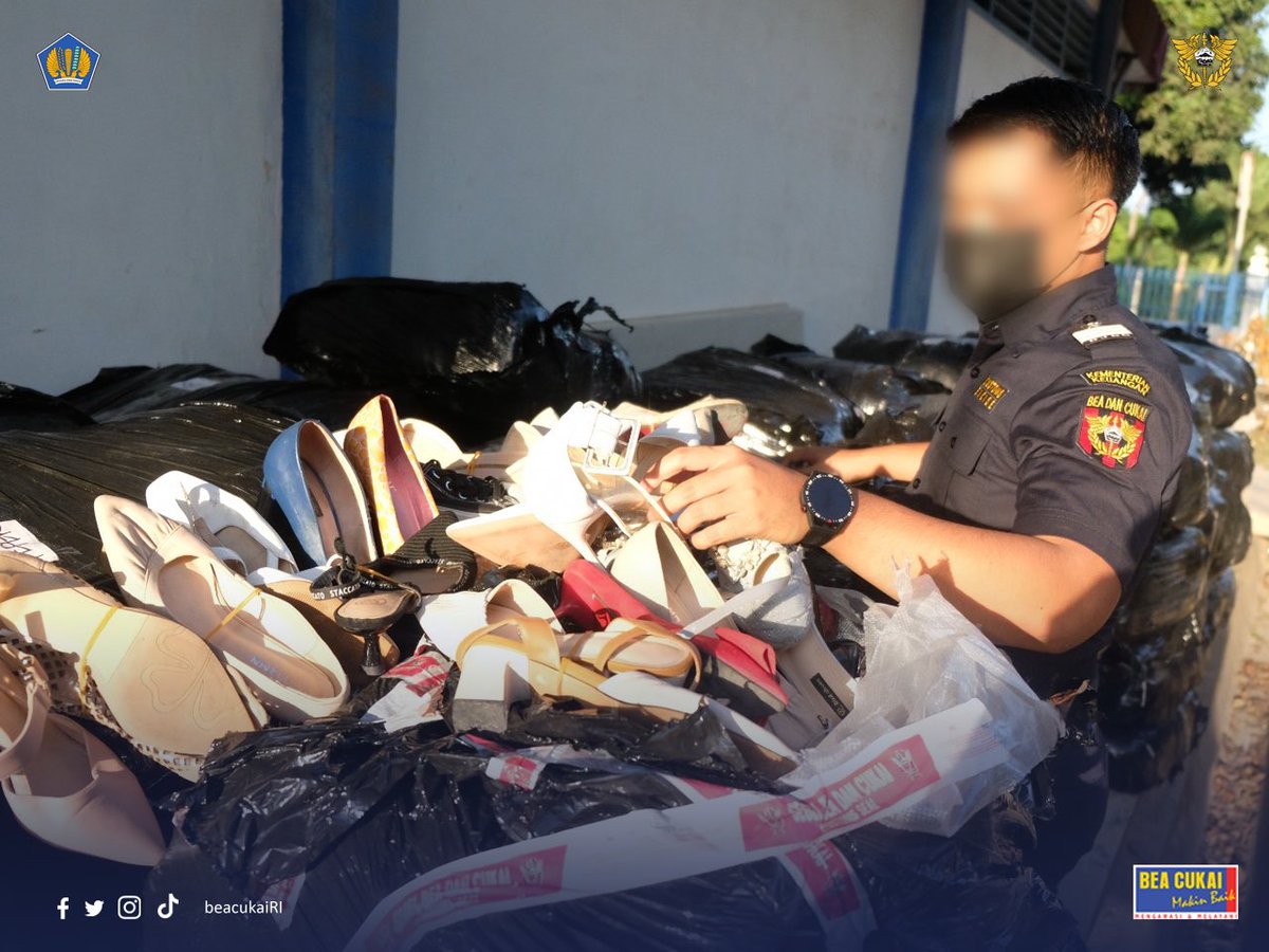 beacukaiRI's tweet photo. Bea Cukai Batam Gagalkan Penyelundupan 450 Koli Sepatu Bekas Impor

@beacukai_batam gagalkan penyelundupan ratusan koli barang bekas yang diangkut menggunakan truk melalui Pelabuhan Roro Telaga Punggur. Barang-barang bekas tersebut hendak dikeluarkan dari Batam menuju Bintan. https://t.co/UZiQLG2pbw
