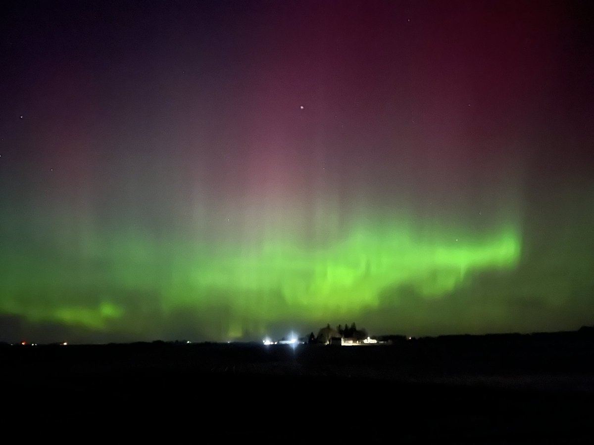 kariredjay's tweet photo. Northern lights seen tonight in sumner IA #iawx https://t.co/AtFLyVDLex