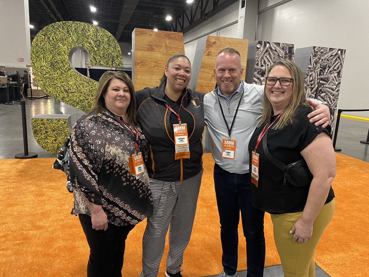 D51 ladies with the amazing Chris Berg! #8975Proud #SMM23 @WillHomeDepot @SteveKnottPN