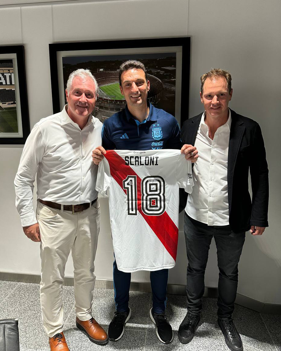 RiverPlate's tweet photo. Lionel Scaloni, con su camiseta de River y junto al Presidente @JorgeBrito y el Vicepresidente 1° @MatiasPatanian. https://t.co/aPqLxSnDNd