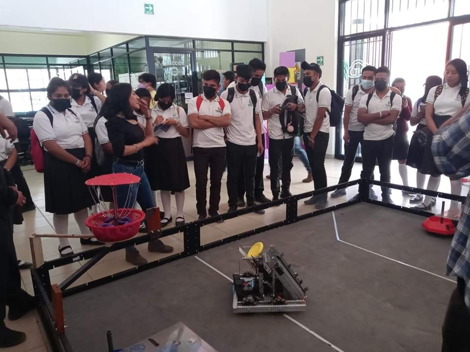 dgsutvco's tweet photo. Recibimos con mucha alegría a estudiantes del 6to semestre del IEBO 17 San Pedro el Alto, Zimatlán.
Quienes conocieron la oferta educativa, laboratorios y servicios de nuestra casa de estudios.

Agradecemos su visita y les esperamos muy pronto en nuestras aulas de formación. https://t.co/fB3Qbe8N8p
