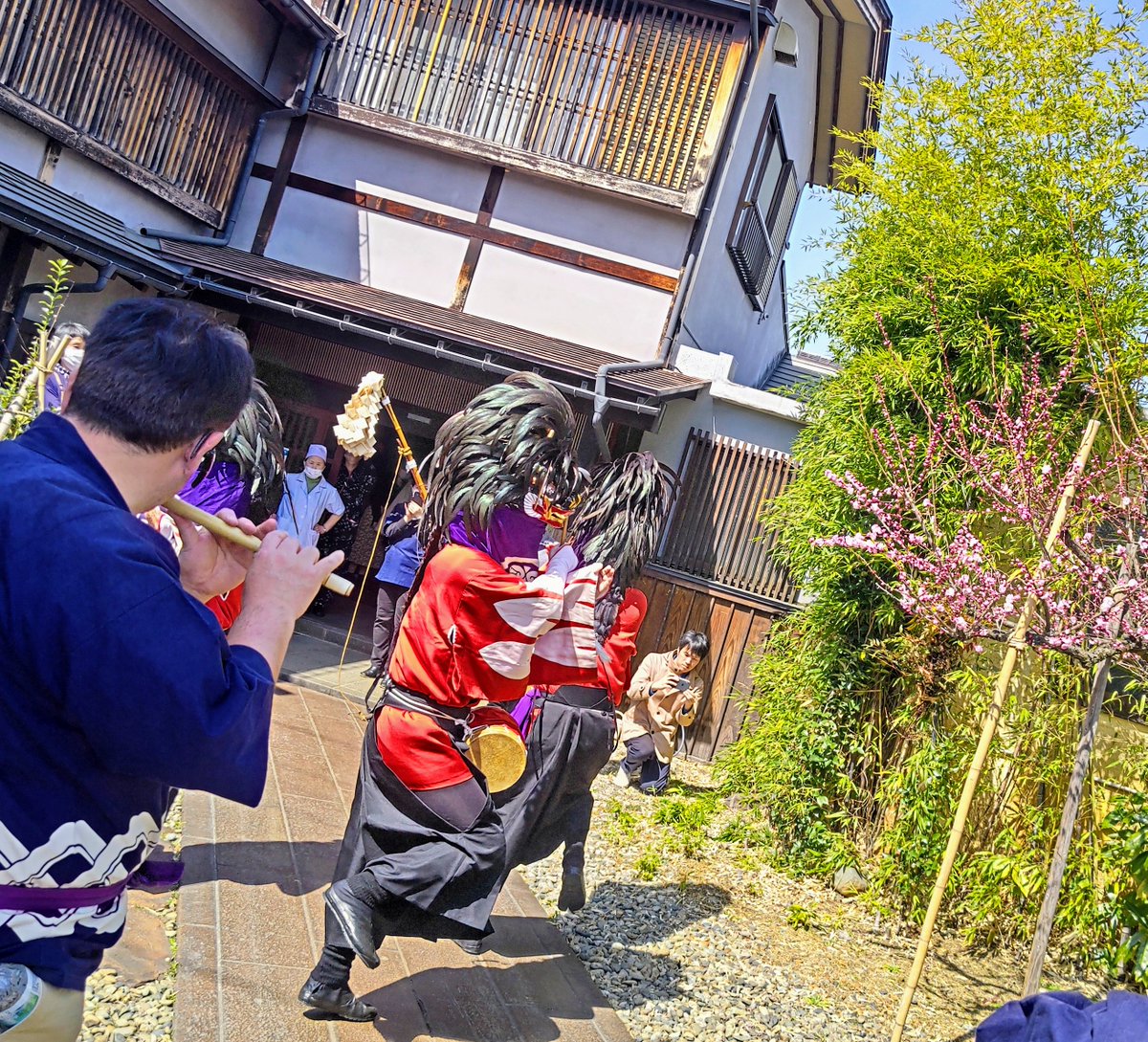 tomita_aizu's tweet photo. 先日、田事さんに頼んでいたお弁当を取りに行ったらちょうど彼岸獅子が見れました!!
小さい頃は怖くて父の陰に隠れて見てた記憶が笑
楽天市場ではMT-Gや新作・話題作など大量出品中✨
https://t.co/XVYiFjKUfH
#会津 #彼岸獅子 #旅館田事 #G_SHOCK #CASIO #MT_G #BABY_G #楽天市場 https://t.co/zbTW4kGn33