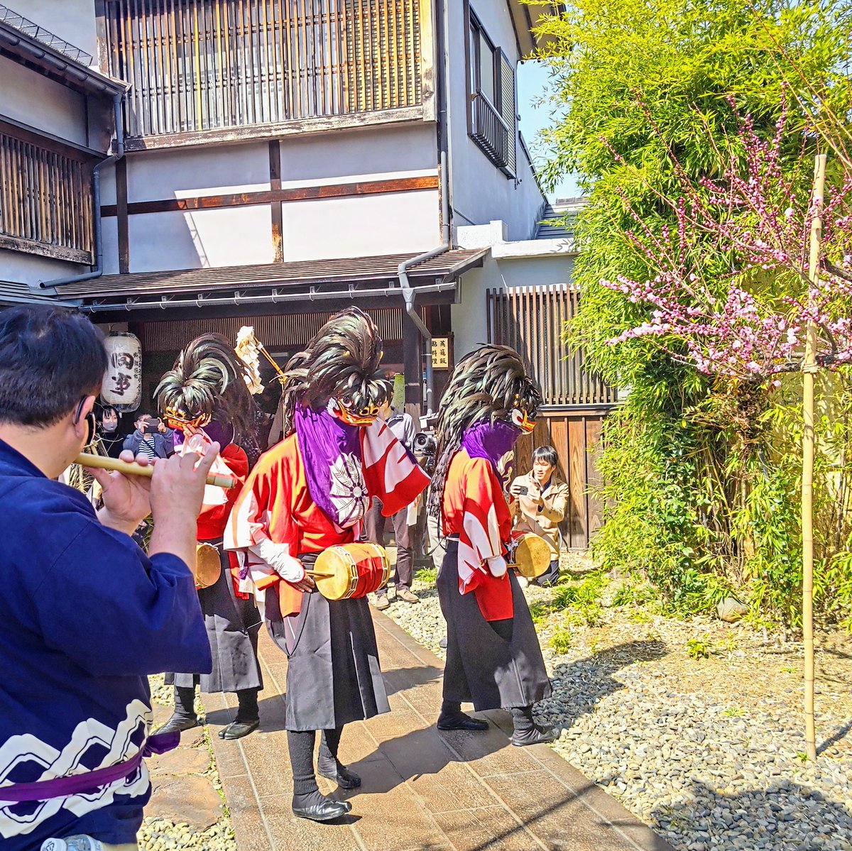 tomita_aizu's tweet photo. 先日、田事さんに頼んでいたお弁当を取りに行ったらちょうど彼岸獅子が見れました!!
小さい頃は怖くて父の陰に隠れて見てた記憶が笑
楽天市場ではMT-Gや新作・話題作など大量出品中✨
https://t.co/XVYiFjKUfH
#会津 #彼岸獅子 #旅館田事 #G_SHOCK #CASIO #MT_G #BABY_G #楽天市場 https://t.co/zbTW4kGn33