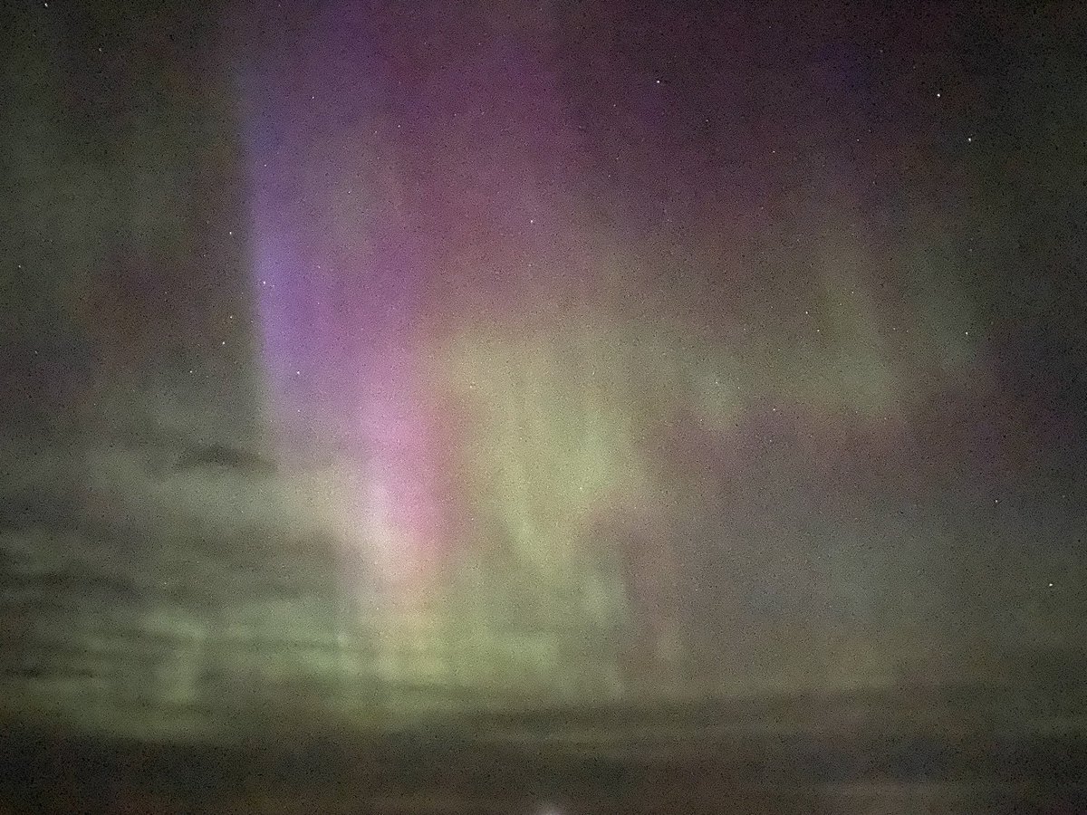 drbird73's tweet photo. Nature showing its winger again tonight. Get out there and enjoy! https://t.co/sPHN6rAUIz