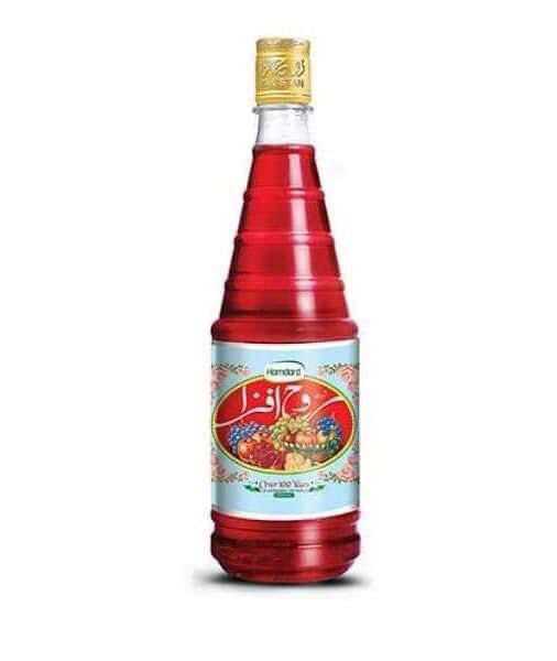 HamzaKhalidPK's tweet photo. یہ دو بوتلیں روح افزا کی ہیں...ایک جس پر پھلوں کی خوشبما دیدہ زیب تصویر ہے، یہ والی پاکستان کی عوام اور مارکیٹ کے لیے ہے اور دوسری وہی کمپنی جو یو اے ای میں سیل کرتی جس پر کوئی فروٹس نہیں کیونکہ وہاں قانون ہے کہ جن چیزوں سے کوئی چیز نہیں بنتی اس پر چیزیں پرنٹ کرنا دھوکا ہے https://t.co/sOluNY7mgj