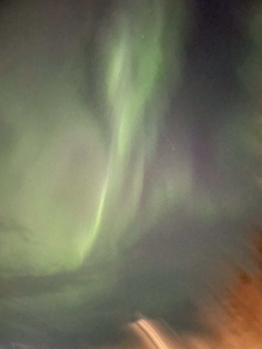 malgkerr's tweet photo. Texting your wife to tell her the lights are out is absolutely a present. #AuroraBorealis #StPaulAB https://t.co/8ReBPjB0sE