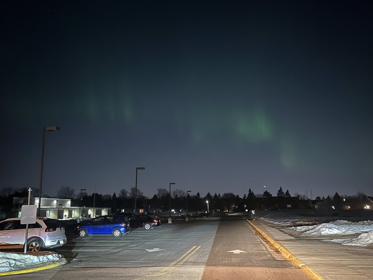 BFD_MN's tweet photo. #northernlights on display in Bloomington tonight. Incredible to see these with all the city lights. #mnwx @NWSTwinCities https://t.co/pKwcOYNAcl