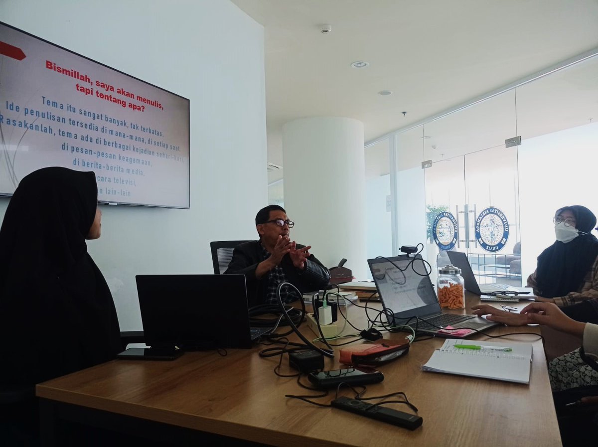 halalunair's tweet photo. Pemaparan Materi Tentang Artikel Populer oleh Ustadz Anwar Djaelani pada Pelatihan Kepenulisan "Youth Researcher Academy" Bagi Peserta Magang Pusat Halal Unair 2023 https://t.co/V2hb9hfk9Z