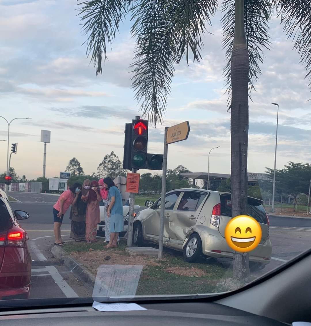 isusemasaviral's tweet photo. Selfie dlu. Terlanggar classmate skola dlu mungkin.. https://t.co/777WPfjvjl