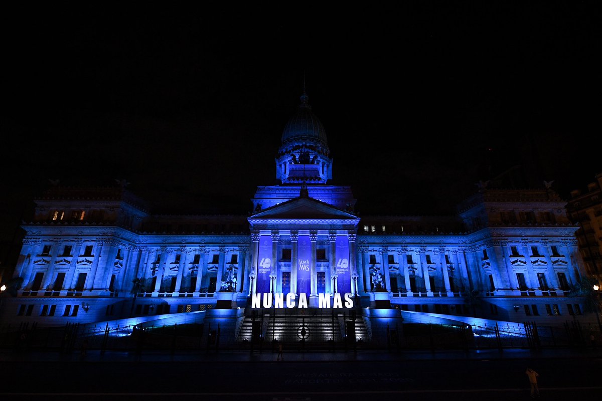 En el marco del Día Nacional de la Memoria por la Verdad y la Justicia, el Congreso se iluminó para seguir diciendo #NuncaMás .
Reafirmemos nuestro compromiso con  la #Democracia y los Derechos Humanos. 
#40AñosDemocraciaSiempre