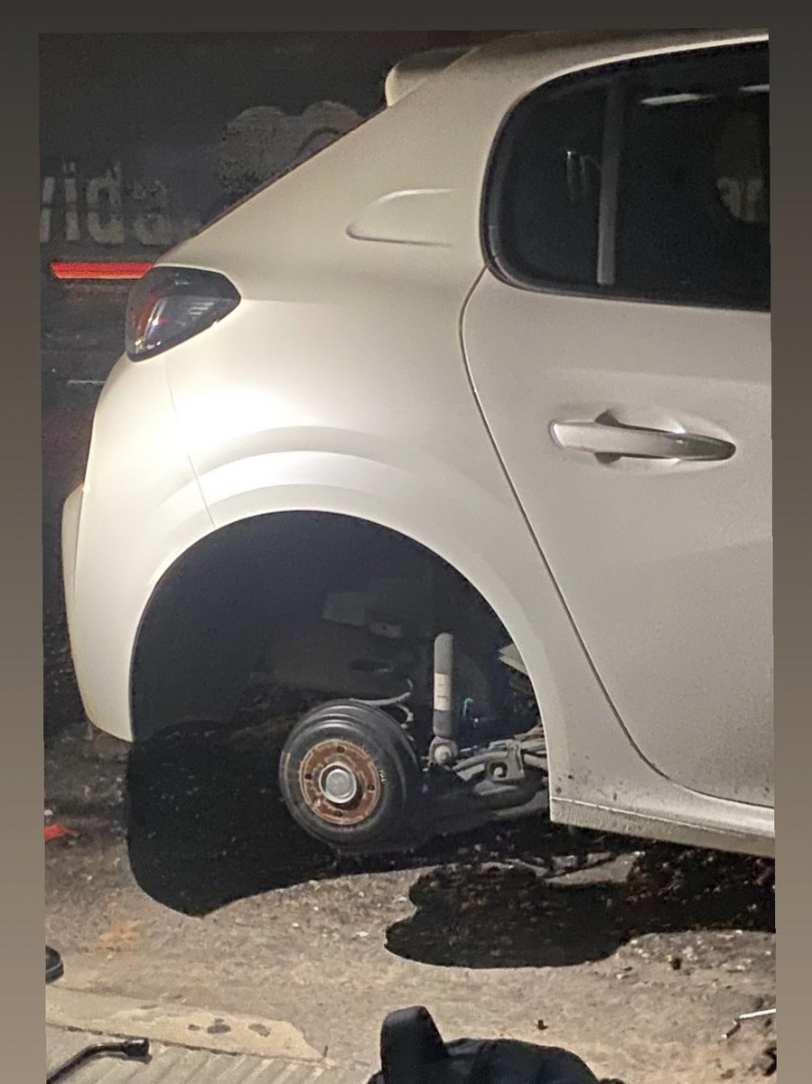 valcav13's tweet photo. España y Salta 20:30hs. Me robaron la rueda. Harta de esta ciudad. @VecinalesS @Rosariotres @Vfyvinseguridad @leodelga2 @albertofurfari https://t.co/INSyOKVIfd