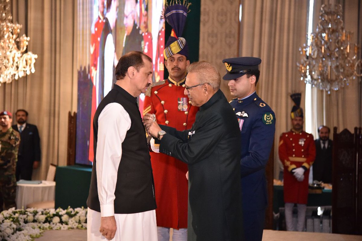 NthngMtrs's tweet photo. ان دونوں کو نشان امتیاز ملنا تو خود نشان امتیاز کے لئے باعثِ فخر ہونا چاہئے! 

@JK555squash #legends #Jansher #Jahangir https://t.co/PqzUHz75kA