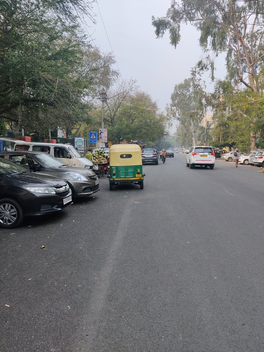 tarun_rw's tweet photo. Short run this morning for my health. But at huge risk of life as these cars remain parked leaving no space for pedestrians. With no divider in the road its free pass 4 vehicles 2 cut across &amp; drive at speed. Can @ArvindKejriwal @pwddelhi @dtptraffic show some care for pedestrian https://t.co/i7U083QE5O